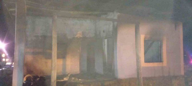 Gürpınar’da Alevlere Teslim Olan Ev Kullanılamaz Hale Geldi