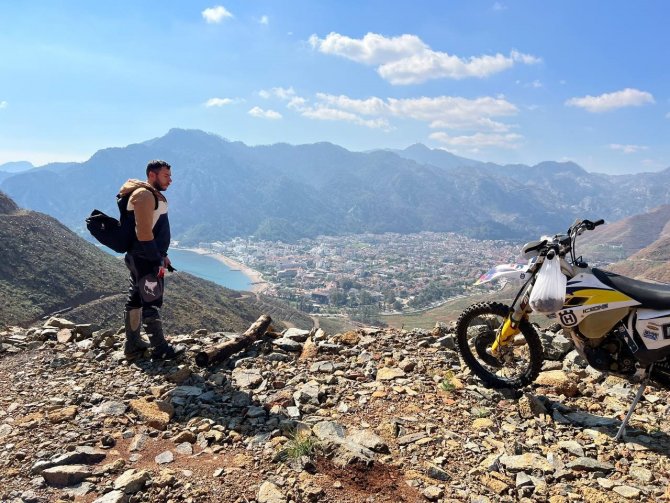 Yanan Alanlara Motorları İle Çıkıp Tohum Topları Atıyorlar