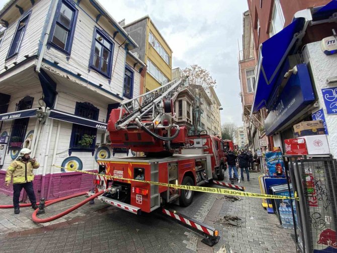 Gazeteci Ve Sanatçı Dr. İ̇hsan Ünlüer’in Kadıköy’deki Evi Yandı