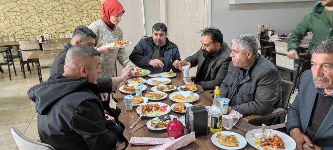 Batman’da Mahalle Sakinleri Depremzedelere Yardım Toplamak İçin Seferber Oldu