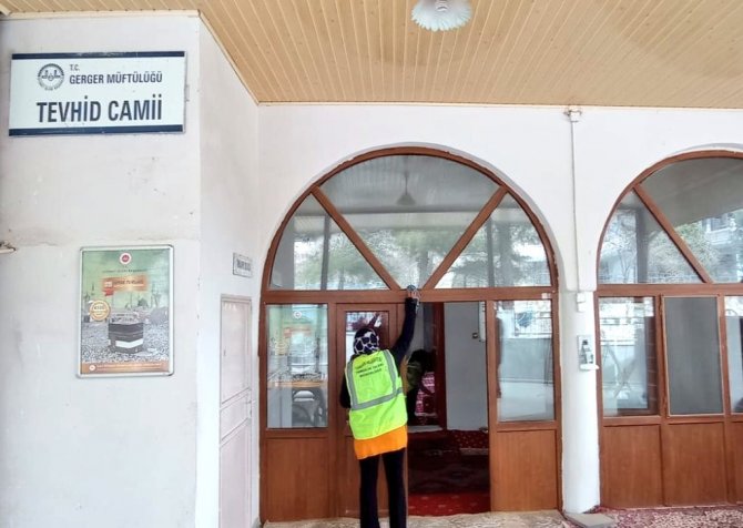 Depremzedelerin Sığındığı Camiler Özenle Temizleniyor