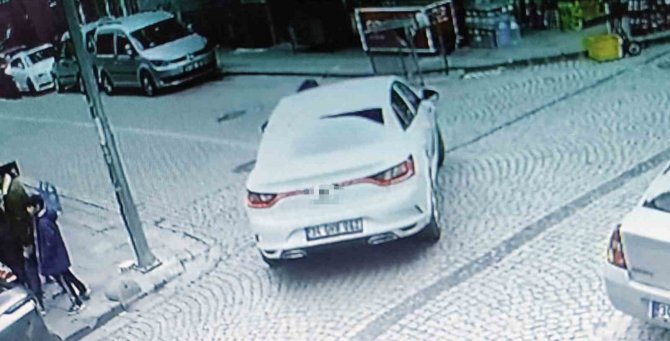 Zeytinburnu’nda Otomobilin Altında Kalan Kadını Vatandaşlar Kurtardı: Kaza Anı Kamerada