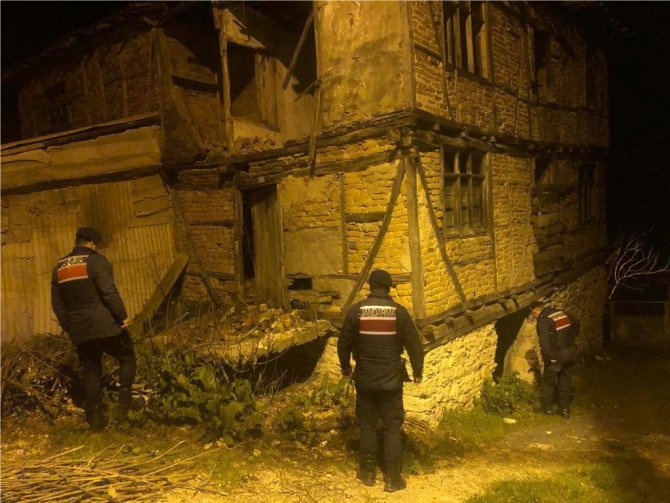 Jandarma Aranan 3 Şüpheliyi Yakaladı