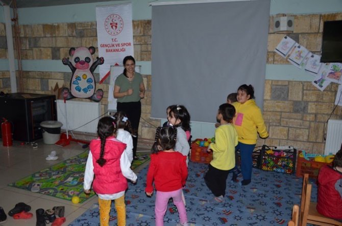 Minik Depremzedeler Korku Dolu Günleri Aşmaya Çalışıyor
