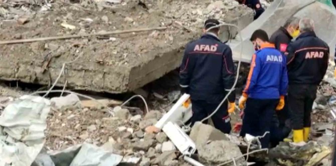 Kayıp Olarak Aranan Kişinin Cenazesi Enkaz Altında Bulundu