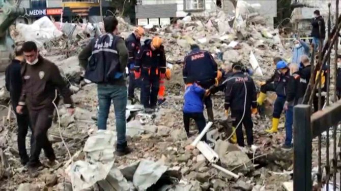 Kayıp Olarak Aranan Kişinin Cenazesi Enkaz Altında Bulundu