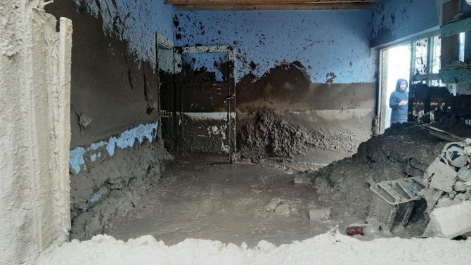 Depremden Sonra Sel Vurdu Ama O Sokak Kedilerini İhmal Etmedi