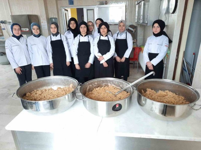 Öğrenciler Depremde Hayatını Kaybedenler İçin Hayır Helvası Dağıttı