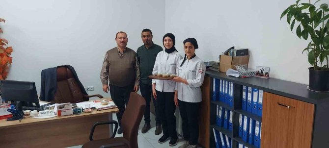 Öğrenciler Depremde Hayatını Kaybedenler İçin Hayır Helvası Dağıttı