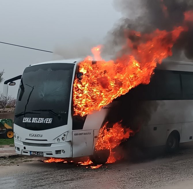 Aksaray’da 25 Öğrencinin Bulunduğu Servis Midibüsünde Yangın