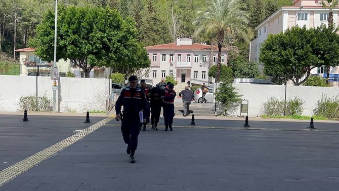 Deve Ahırında 10 Kilo 200 Gram Uyuşturucu Ele Geçirildi