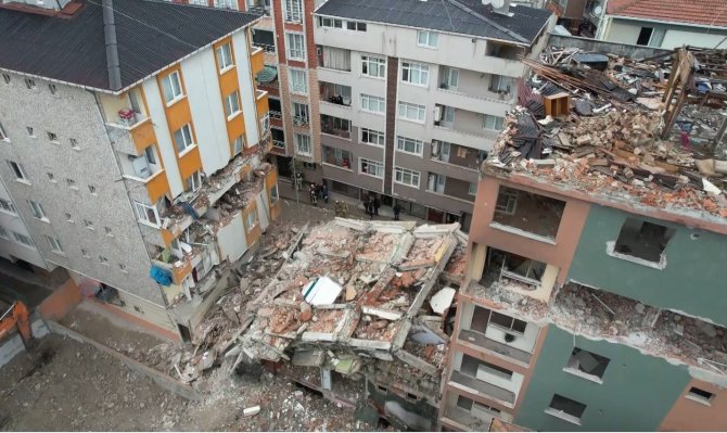 Bahçelievler’de Bir Binanın Yıkım Çalışmaları Sırasında Kepçe Operatörü Sağlam Binanın Duvarına Hasar Verdi