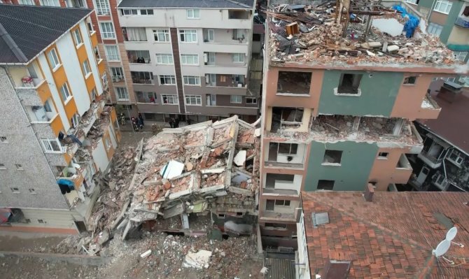 Bahçelievler’de Bir Binanın Yıkım Çalışmaları Sırasında Kepçe Operatörü Sağlam Binanın Duvarına Hasar Verdi