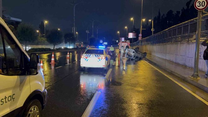 Refüjü Aştı, Karşı Şeritteki Araca Çarpıp Takla Attı: 3 Yaralı