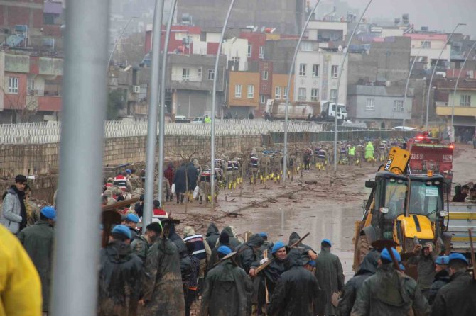 Mehmetçiğin Sel Bölgesindeki Mesaisi Devam Ediyor
