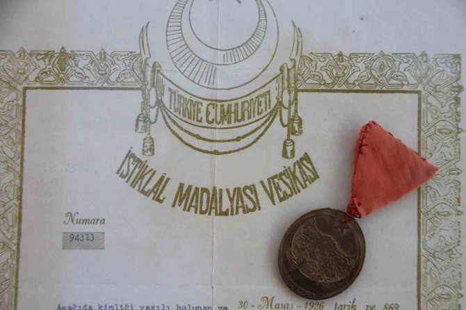 Dede Yadigarı İ̇stiklal Madalyası’nı Müzeye Bağışladı