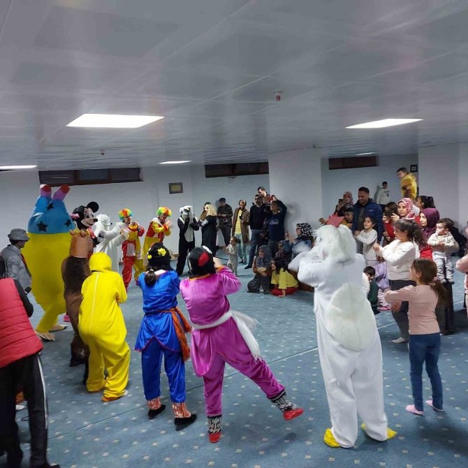 Depremzede Çocuklara Tiyatro Etkinliği