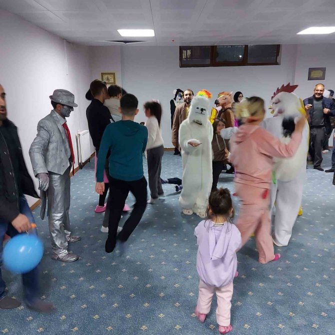 Depremzede Çocuklara Tiyatro Etkinliği