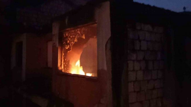 Metruk Binada Yakılan Ateş, İtfaiyeyi Harekete Geçirdi