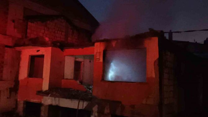 Metruk Binada Yakılan Ateş, İtfaiyeyi Harekete Geçirdi
