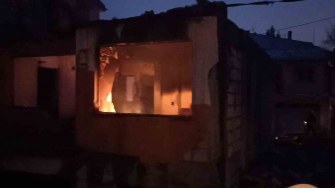 Metruk Binada Yakılan Ateş, İtfaiyeyi Harekete Geçirdi