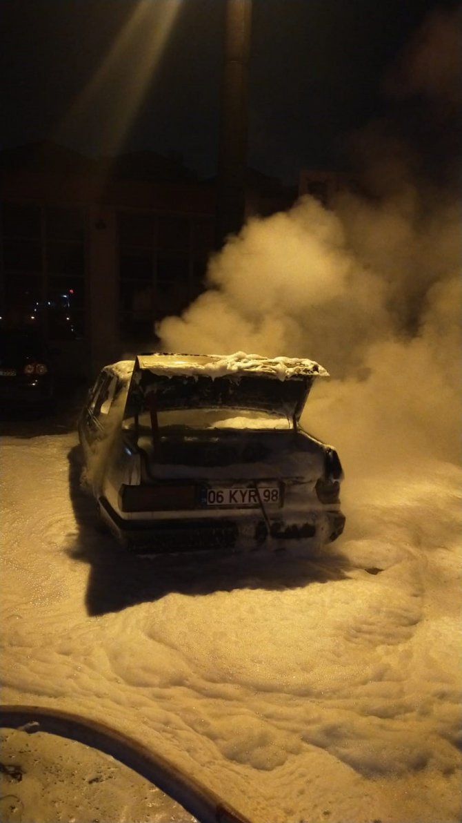 Otomobil Alev Alev Yandı, Geriye Demir Yığınları Kaldı