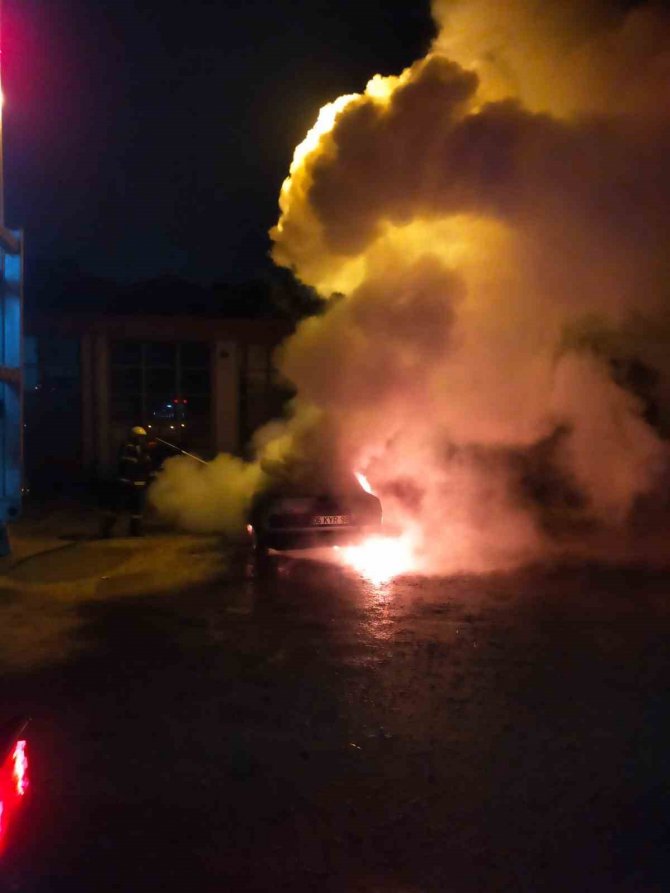 Otomobil Alev Alev Yandı, Geriye Demir Yığınları Kaldı