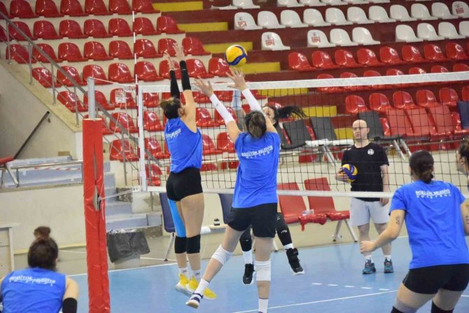 “Bizim Kızlar” Yarı Finaller İçin Hazırlanıyor