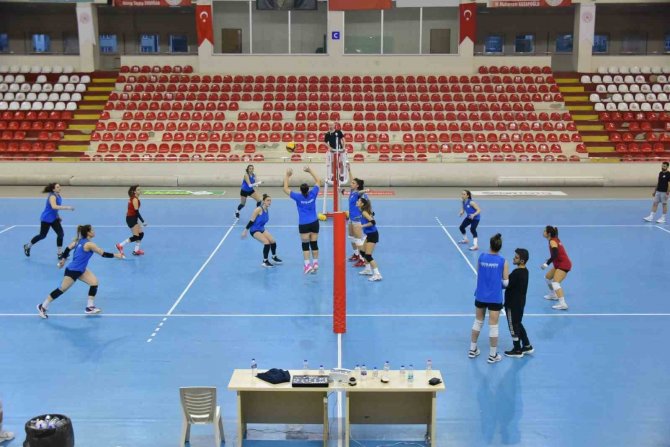 “Bizim Kızlar” Yarı Finaller İçin Hazırlanıyor