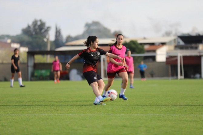 Nazilli Kadın Futbol Takımı Hazırlıklarını Sürdürüyor