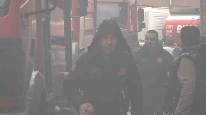 Bitişik Nizam Binanın Çatısında Çıkan Yangın, Mahalleliyi Sokağa Döktü