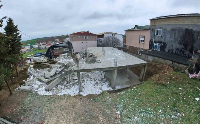 24 Kaçak Yapı Daha Belediye Ekipleri Tarafından Yıkıldı
