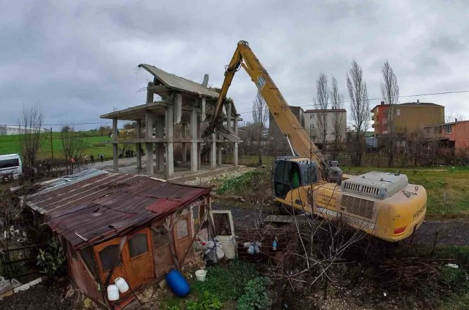 24 Kaçak Yapı Daha Belediye Ekipleri Tarafından Yıkıldı