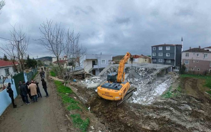 24 Kaçak Yapı Daha Belediye Ekipleri Tarafından Yıkıldı