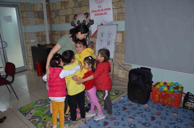Minik Depremzedeler Korku Dolu Günleri Aşmaya Çalışıyor
