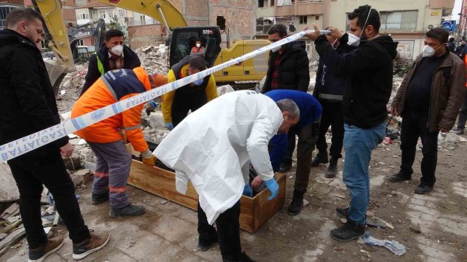 Depremde Yıkılan Binanın Enkazında Erkek Cesedi Bulundu