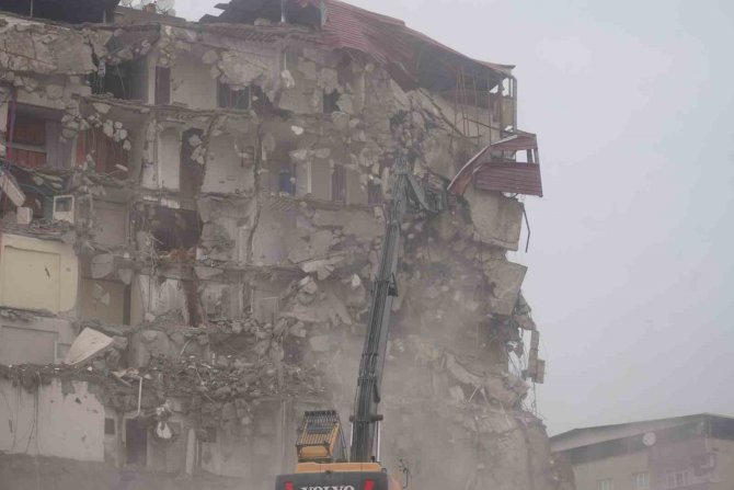 Diyarbakır’da Acil Yıkım Kararı Alınan Yapılar Bir Bir Yıkılıyor