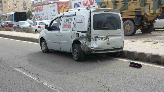 Diyarbakır’da Araçlar Çarpıştı, Sürücüler Burunları Bile Kanamadı