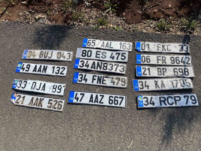 Diyarbakır’da Sele Kapılan Plakalar Sahiplerini Bekliyor