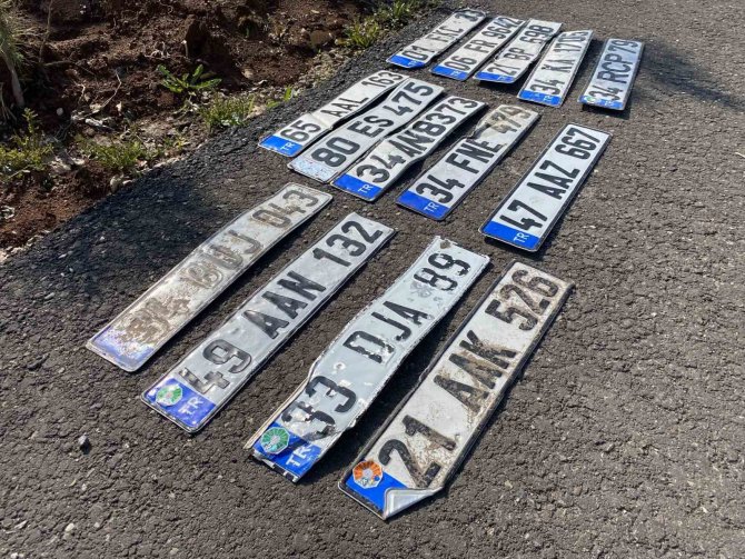 Diyarbakır’da Sele Kapılan Plakalar Sahiplerini Bekliyor