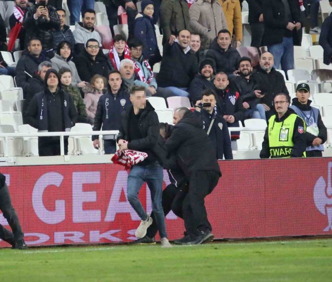 Fiorentinalı Futbolcunun Burnunu Kıran Taraftar Adliyeye Sevk Edildi