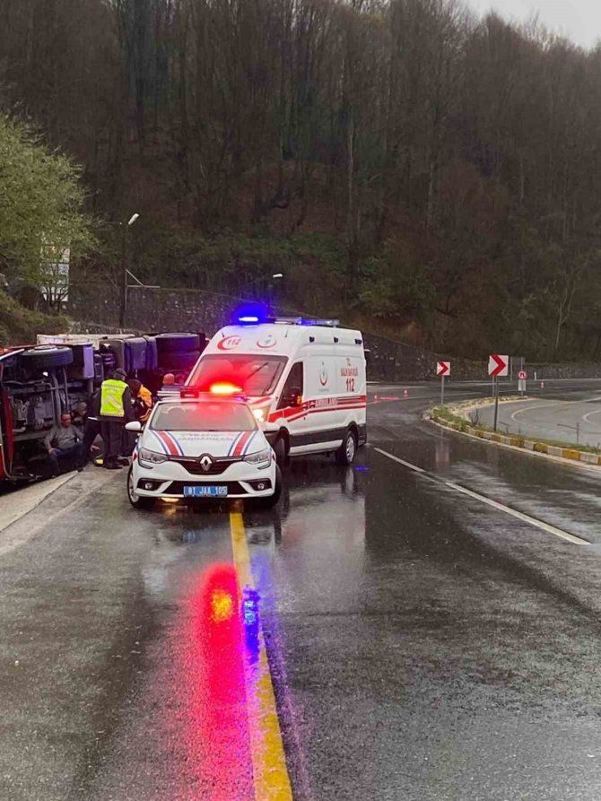 Hurda Yüklü Tır Devrildi: 1 Yaralı