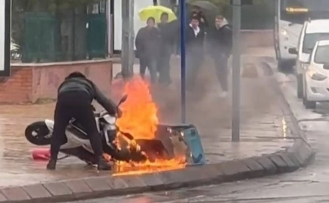 Alev Alev Yanan Motosikletini Kurtarmak İçin Kendini Tehlikeye Attı