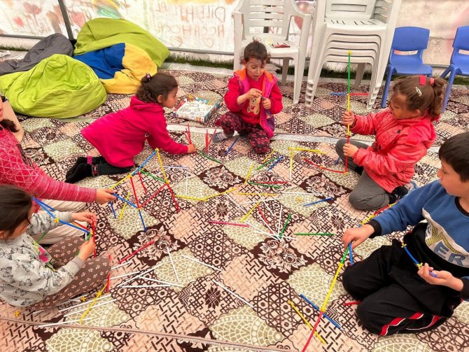 Depremzede Çocuklar, Oyun Çadırında Eğleniyor