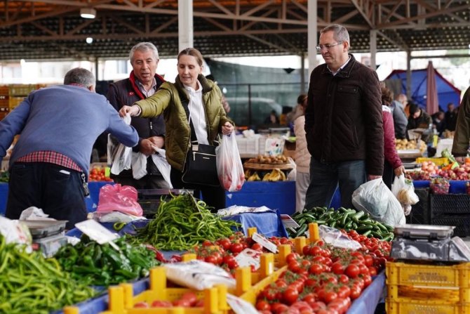 Ayvalık’ta Ergin Çiftinden Hem Alışveriş Hem Sohbet