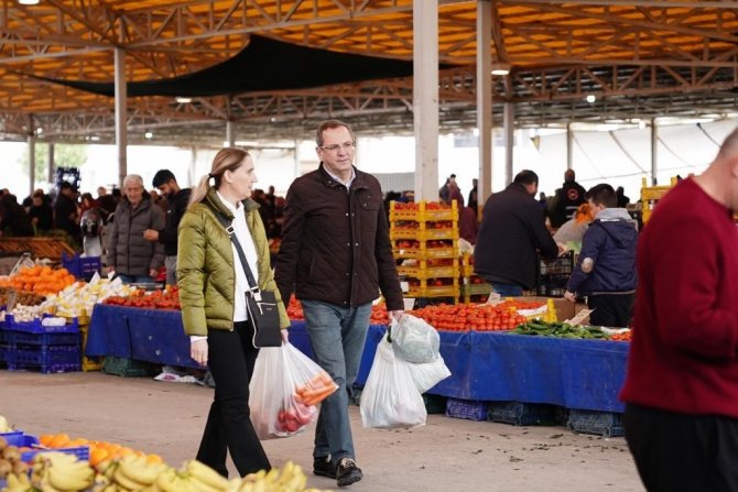 Ayvalık’ta Ergin Çiftinden Hem Alışveriş Hem Sohbet