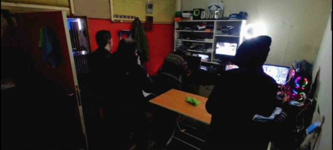 Tamir Yaptığı Sırada Telefon Patladı, Dükkandan Nasıl Kaçacağını Bilemedi