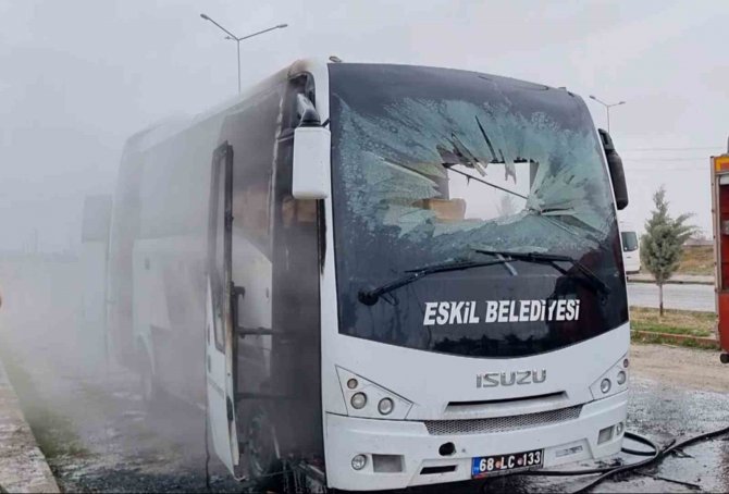 Aksaray’da 25 Öğrencinin Bulunduğu Servis Midibüsünde Yangın