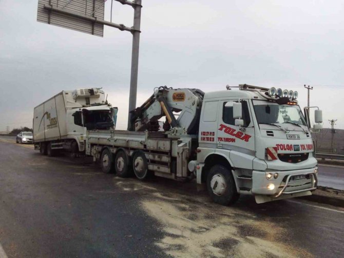 Direğe Çarpan Kamyonun Sürücüsü Ağır Yaralandı