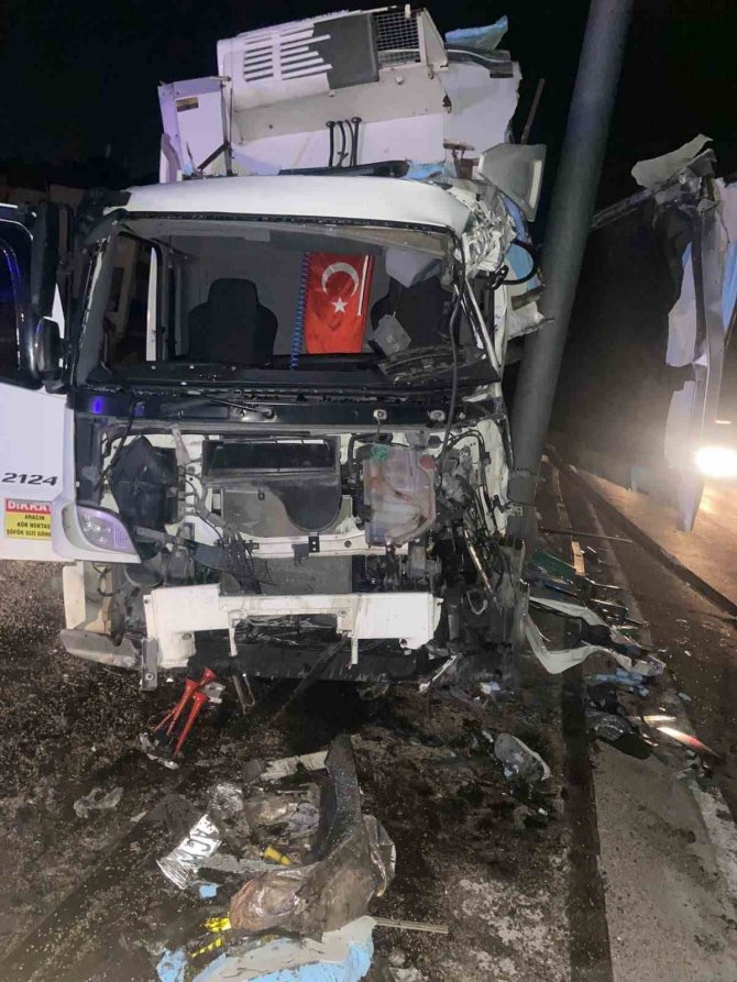 Direğe Çarpan Kamyonun Sürücüsü Ağır Yaralandı